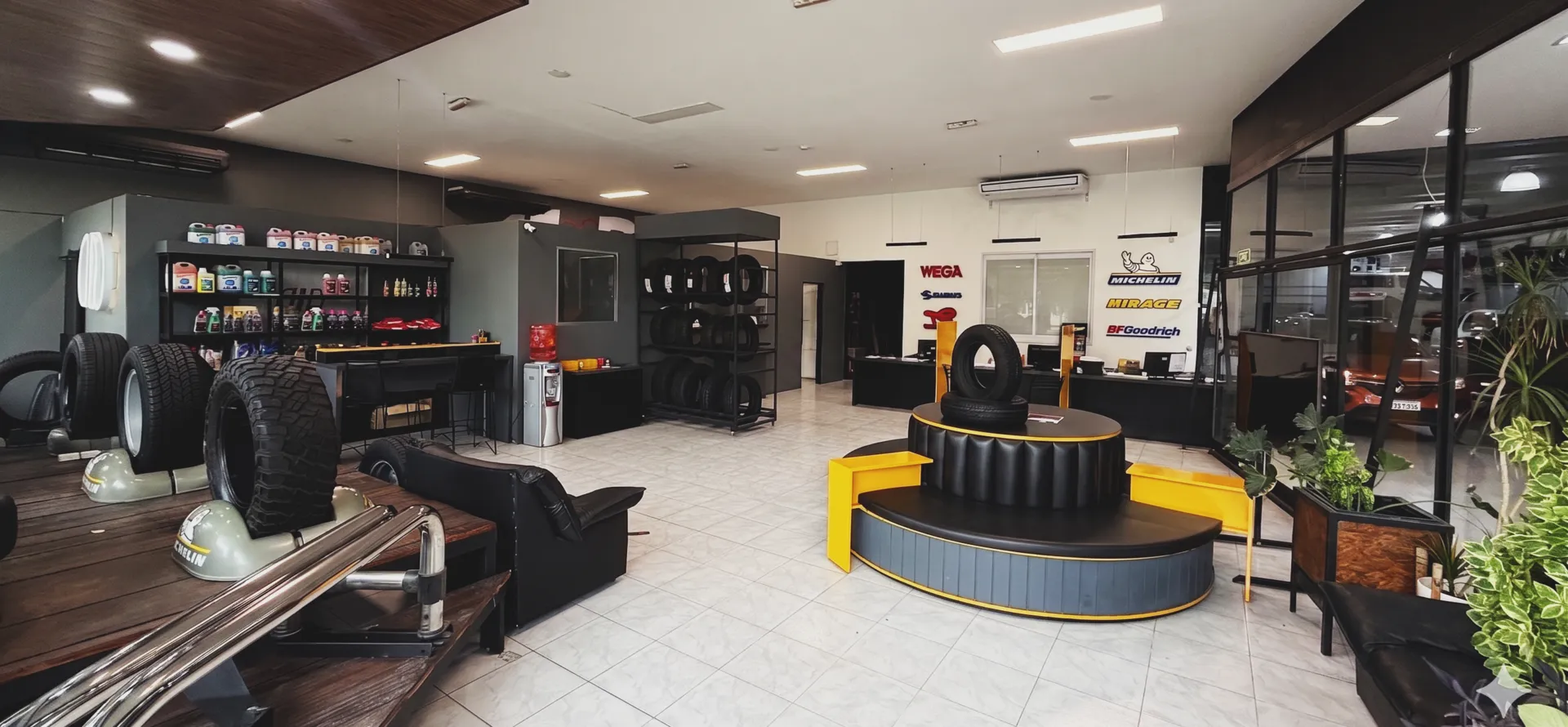 Interior del local de David Neumáticos